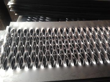 China Anti passos de escada de alumínio/galvanizados/de aço inoxidável do deslizamento para o uso da escada e do assoalho fornecedor