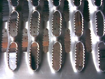 China Anti placa de metal resistente à corrosão do patim com furo de boca do crocodilo para plataformas de trabalho fornecedor