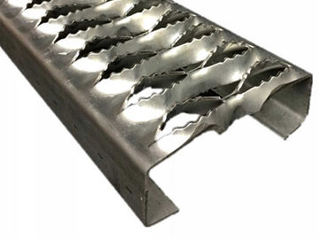 China passos de escada perfurados galvanizados 2mm do metal, raspagem da segurança do suporte do aperto fornecedor