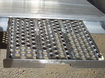 China Folha de metal perfurada do furo redondo antiderrapagem, malha de perfuração da malha do metal da passagem fornecedor