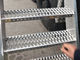 2mm galvanizou passos de escada perfurados do metal, Grating da segurança do suporte do aperto fornecedor