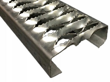 passos de escada perfurados galvanizados 2mm do metal, raspagem da segurança do suporte do aperto