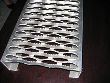 Resistência de corrosão perfurada do aperto do metal da anti segurança de grande resistência da placa de metal do patim