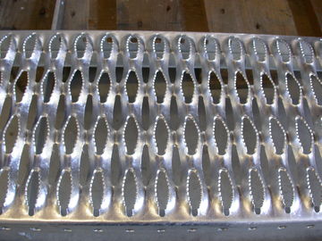 passos de escada perfurados galvanizados 2mm do metal, raspagem da segurança do suporte do aperto